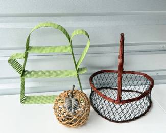 138 MetalTeaPotShelfHeartShapeBasketDecorativeApple