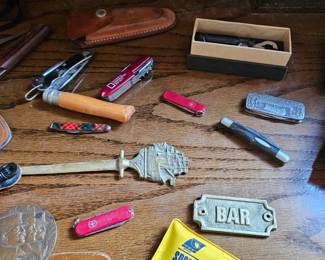 Assorted pocket knives 