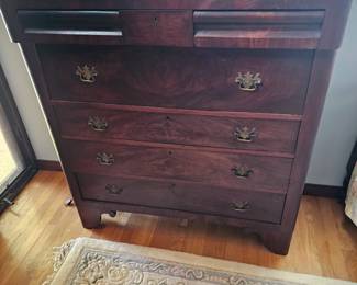 Vintage dresser or chest of draws, mantle clock, mini sewing machine, Oriental rug with fringe 