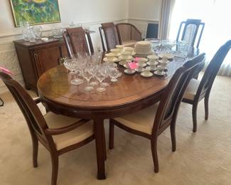 Thomasville Formal dining room table with 6 chairs and 2 leaves in pristine condition!