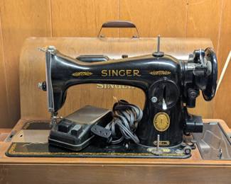 Vintage Singer Sewing Machine with case