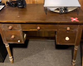 Sweet desk or vanity...