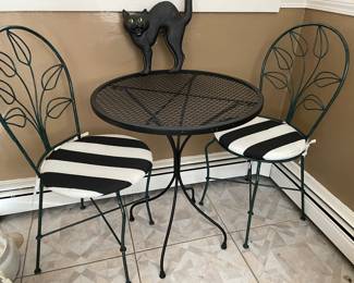 Cute metal table and chairs
