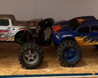 Traxxas E-Maxx 4x4 Monster Trucks