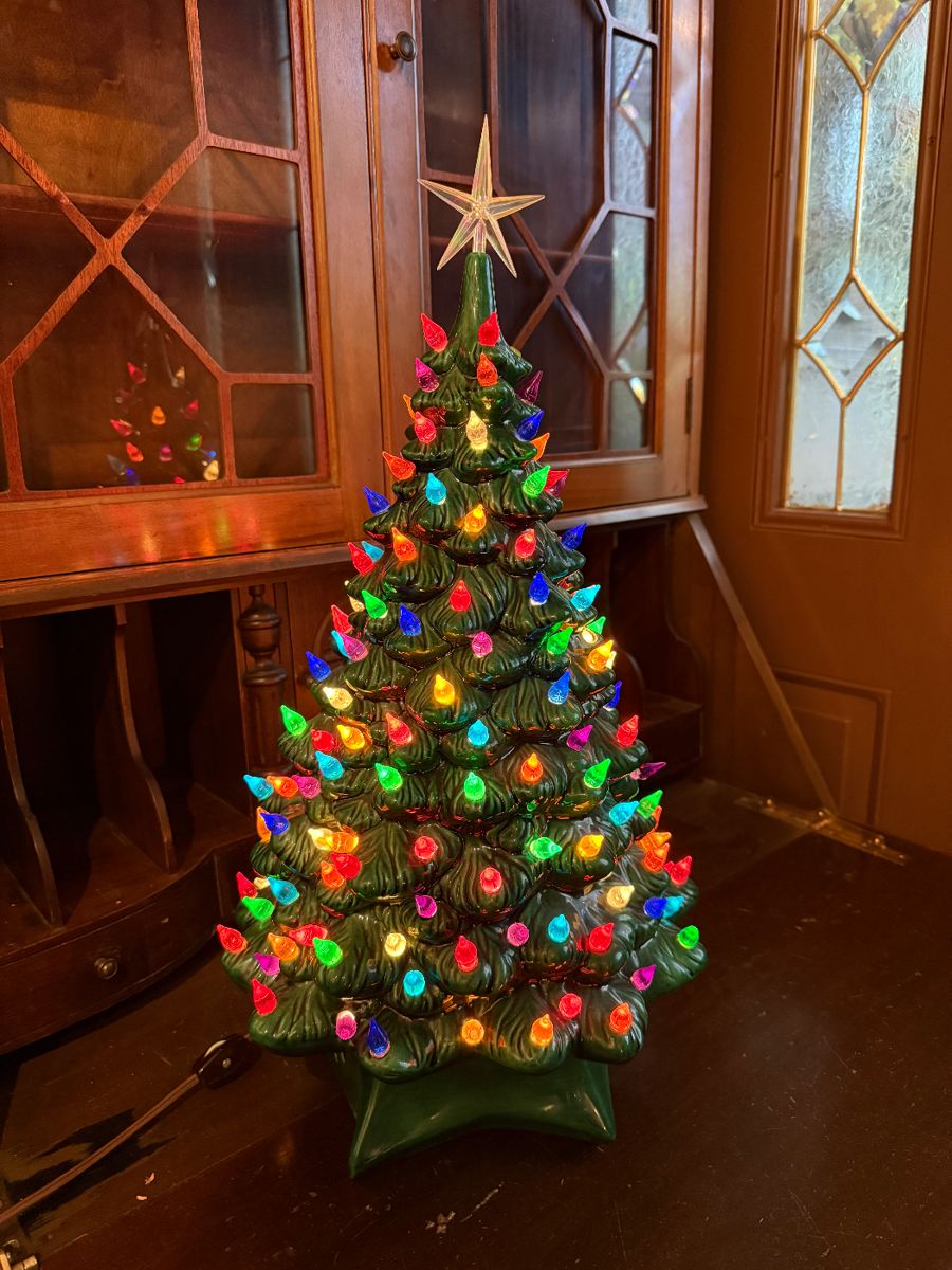 VINTAGE 1971 H M HOLLAND 19” TALL CERAMIC LIGHTED CHRISTMAS TREE