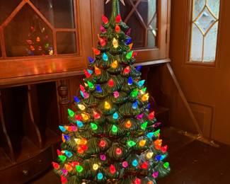 VINTAGE 1971 H M HOLLAND 19” TALL CERAMIC LIGHTED CHRISTMAS TREE