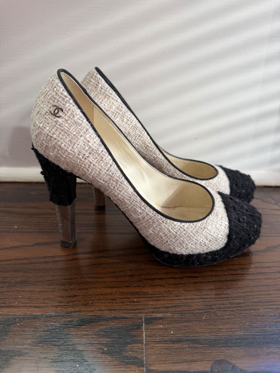 Classic Chanel Tweed Pumps