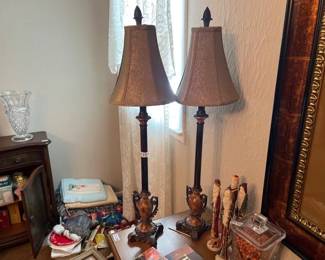 2 DECORATIVE LAMPS