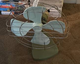 VINTAGE FAN WITH PLASTIC BLADES