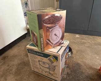 KITCHEN SCALE AND KETTLE COOKER