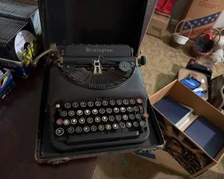 VINTAGE REMINGTON TYPEWRITER