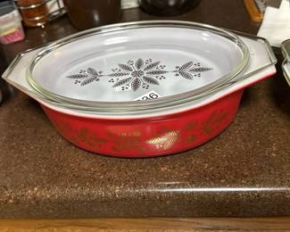 VINTAGE PYREX GOLDEN POINSETTIA CASSEROLE DISH