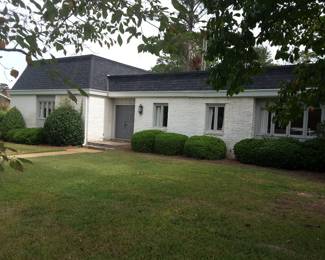 Beautiful home of the late Kay Hind.. lifetime resident, well loved, prominent citizen of Albany!