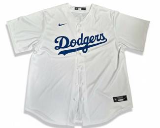 Nike Los Angeles Dodgers Julio Urías XL White Home Replica Jersey.