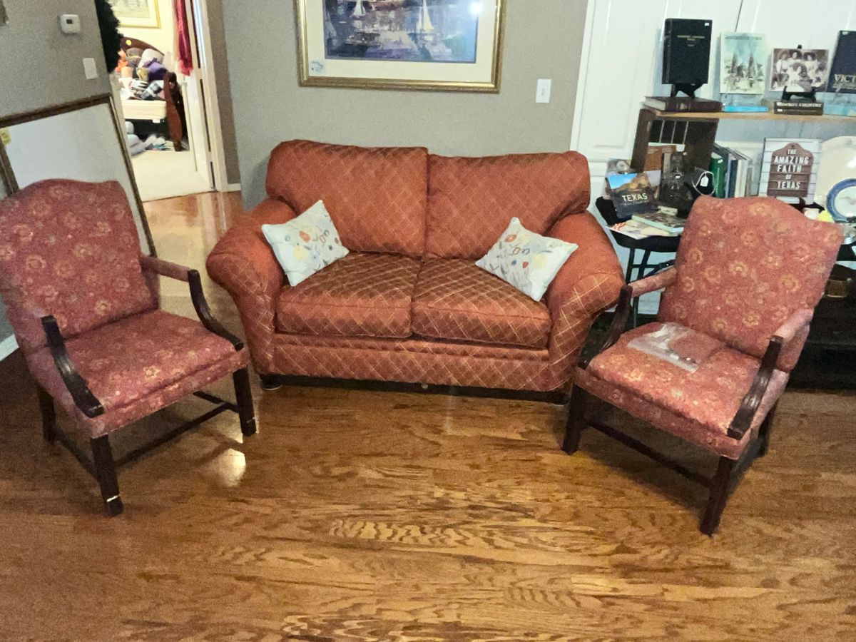 A COZY DECORATOR LIVING ROOM!
