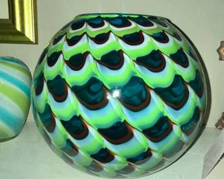 STUNNING PEACOCK PATTERN ART GLASS VASE