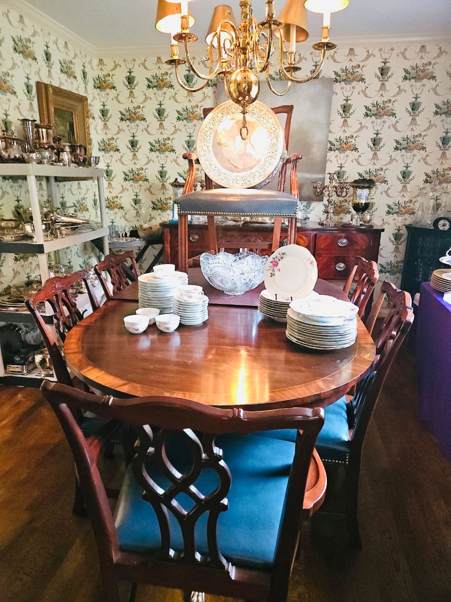 Gorgeous Kindel mahogany dining table with two leaves, pads and 8 chairs