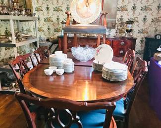 Gorgeous Kindel mahogany dining table with two leaves, pads and 8 chairs