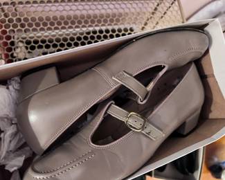 Taupe Leather Mary Jane Pumps – Retro 1960s Style with Buckle Strap