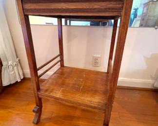 Vintage Mission-Style Oak Side Table with Drawer and Shelf – Early 20th Century Accent Table