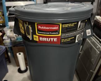 50 Gal Rubbermaid Trash Bin on Wheels and with Lid Never Used