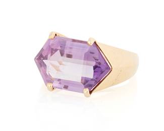 1117
A 14K Gold and Amethyst Ring
Featuring an amethyst weighing approximately 12.00 carats
Size: 8
8.15 grams gross
Estimate: $600 - $800