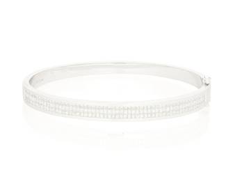 1028
An 18K White Gold and Diamond Bangle
Of a hinged design set on the top with three rows of princess-cut diamonds weighing approximately 3.50 carats
Inner circumference: 6 3/4 in.
23.3 grams gross
Estimate: $1,200 - $1,800