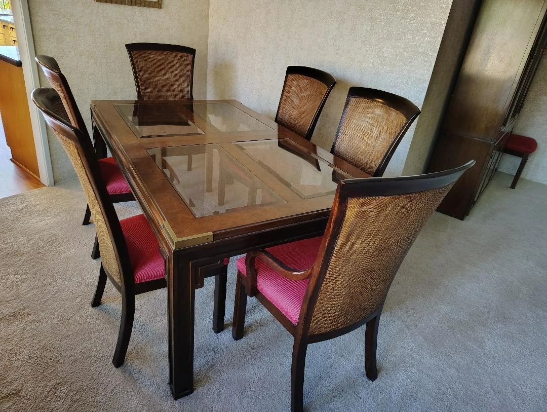 Dining Table with 8 chairs and 2 leaves