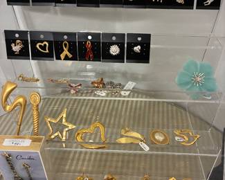 Carolee - Pins - lots of collectible motifs