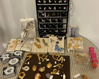CAROLEE - Pins & Brooches, Christmas Ornaments, Jewelry Accessories, Notecard Sets