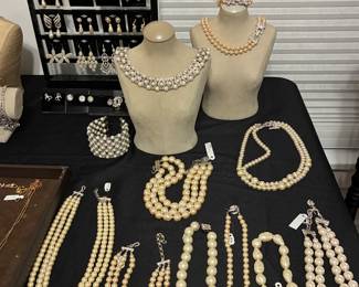 CAROLEE - Estate looks in pearls and crystal details