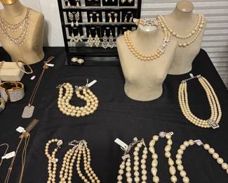 CAROLEE - Vintage Estate design with glass pearls, silver toned gold tone finishes and Austrian crystal details.