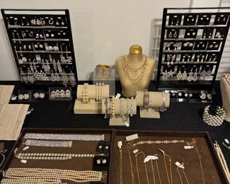 CAROLEE - Estate looks in pearls and crystal details