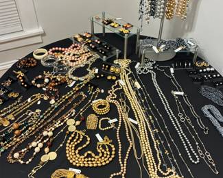 CAROLEE - Colored Pearls and Beads