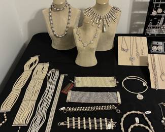 CAROLEE - Estate looks in pearl and crystals