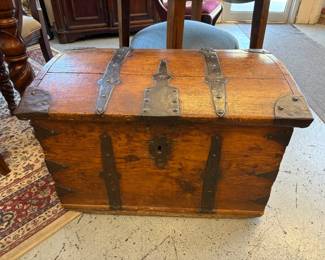 Wonderful English Trunk with metal. No key available. Unique