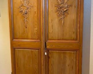This set of antique French doors is available for presale. Please contact Jenna at 214-558-4410 to arrange a pickup. View this video for a more detailed video of this item. https://youtu.be/LkPIV3tEHVo