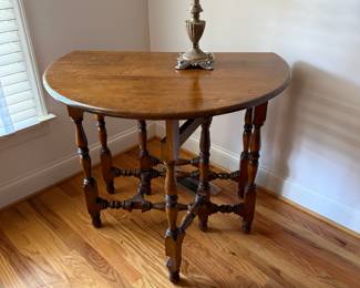 19th century English Drop leaf Oak Round Gateleg Table
