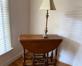 19th century English Drop leaf Oak Round Gateleg Table