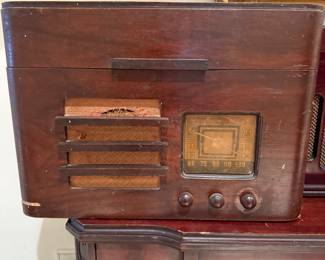 Antique 1941 Table Top Admiral Phonograph/ Tube Radio Combo