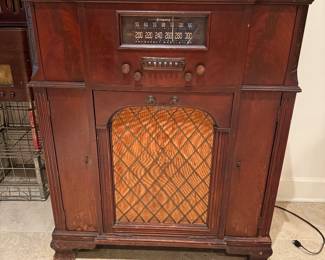 Antique Firestone Air Chief Tube Radio and Turntable, needs restoration