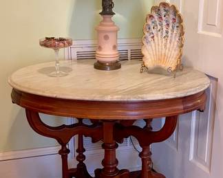 ANTIQUE MARBLE TOP WALNUT PARLOR TABLE, ABINGDON POTTERY LARGE SHELL DISH BOWL, ANTIQUE PORCELAIN & BRASS TABLE LAMP