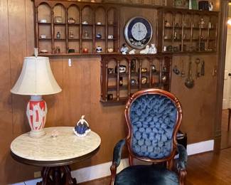 ANTIQUE VICTORIAN WALNUT MARBLE TOP ACCENT TABLE, VICTORIAN ROCOCO STYLE BLUE VELVET TUFTED PARLOR CHAIR, ALADDIN ALACITE LILY OF THE VALLEY TABLE LAMP, WALL SHELVING