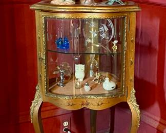ANTIQUE FRENCH STYLE VITRINE WITH CURVED GLASS, VINTAGE COLLECTIBLES INCLUDING LALIQUE CRYSTAL BELL & FRANK R. ALBRECHT 1991 ACRYLIC ETCHED HUMMINGBIRD