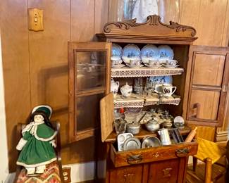 CHILDREN’S ANTIQUE HUTCH/POSSIBLE SALESMAN’S SAMPLE