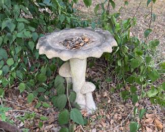 MUSHROOM MOTIF CONCRETE BIRDBATH
