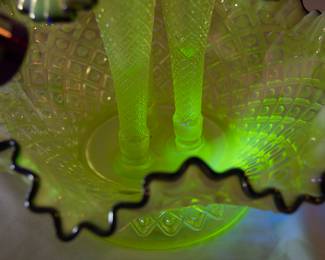 1326b Uranium Glass Epergne Detail Photo
