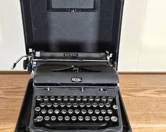 Royal Quiet De Luxe Portable Typewriter w/ Case – Vintage 1950s 1960s Mid Century Manual