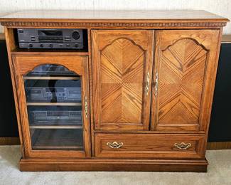 Vintage Oak Entertainment Cabinet – Retractable Doors, Stereo Shelves, TV Space, Large Drawer, 57x21x45