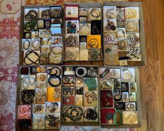 Costume Jewelry - Brooches, Necklaces, Bracelets, Earrings